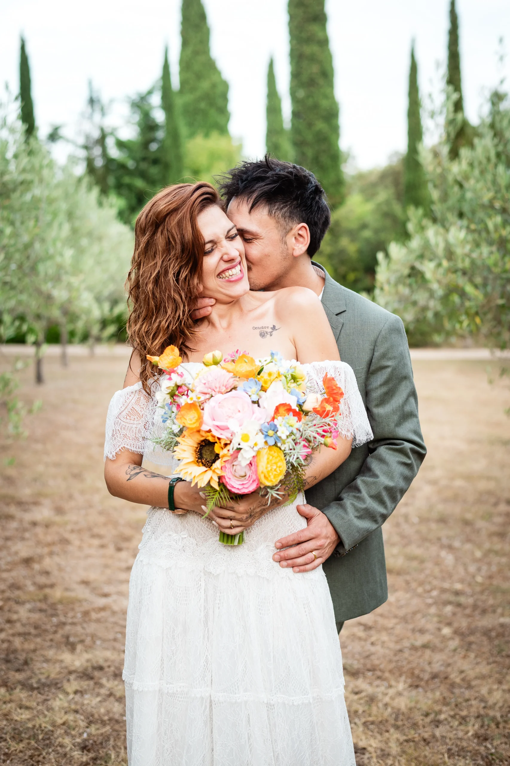 Couple de mariés dans un parc en Provence
