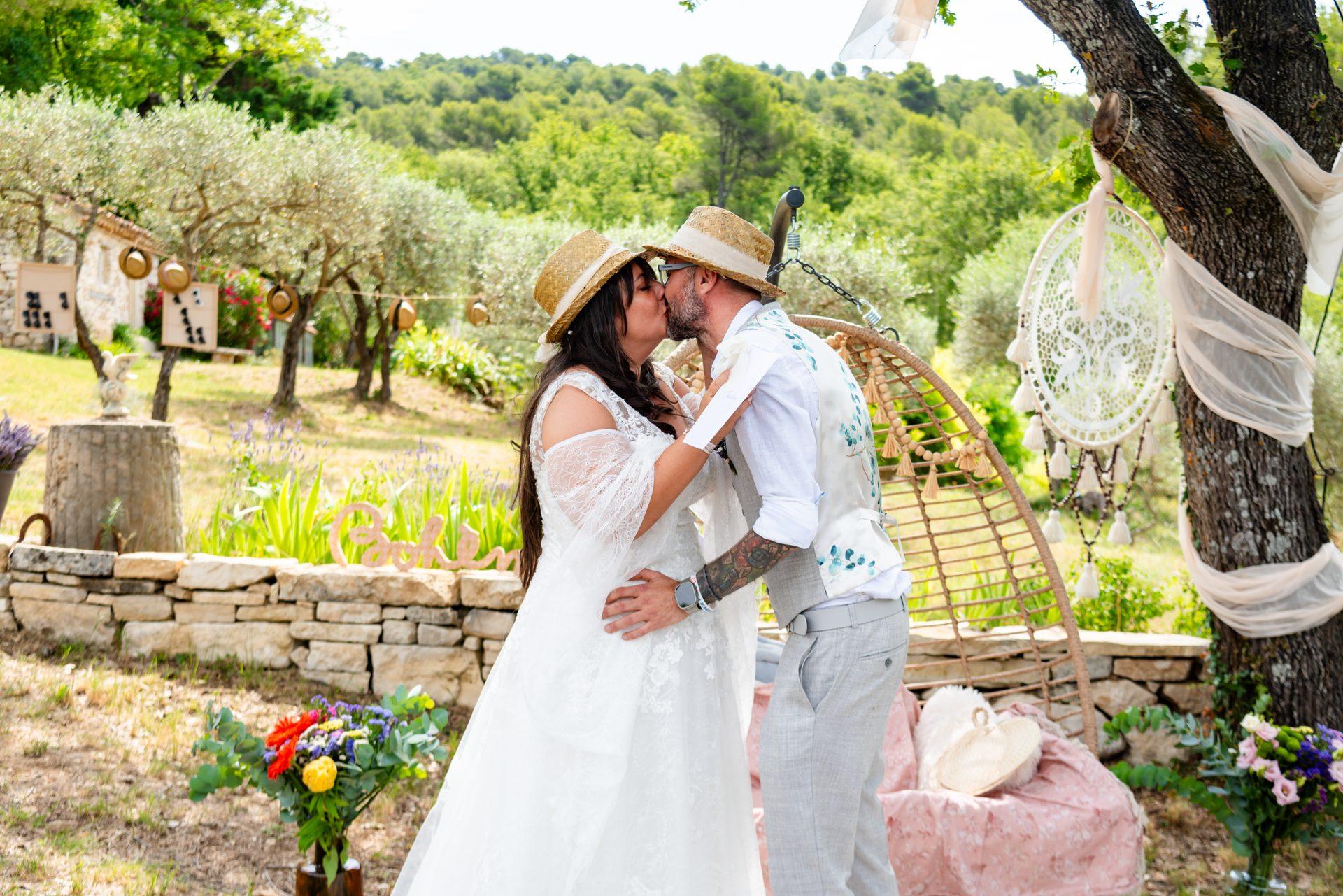Baiser pendant une cérémonie de mariage en plein air dans le Luberon