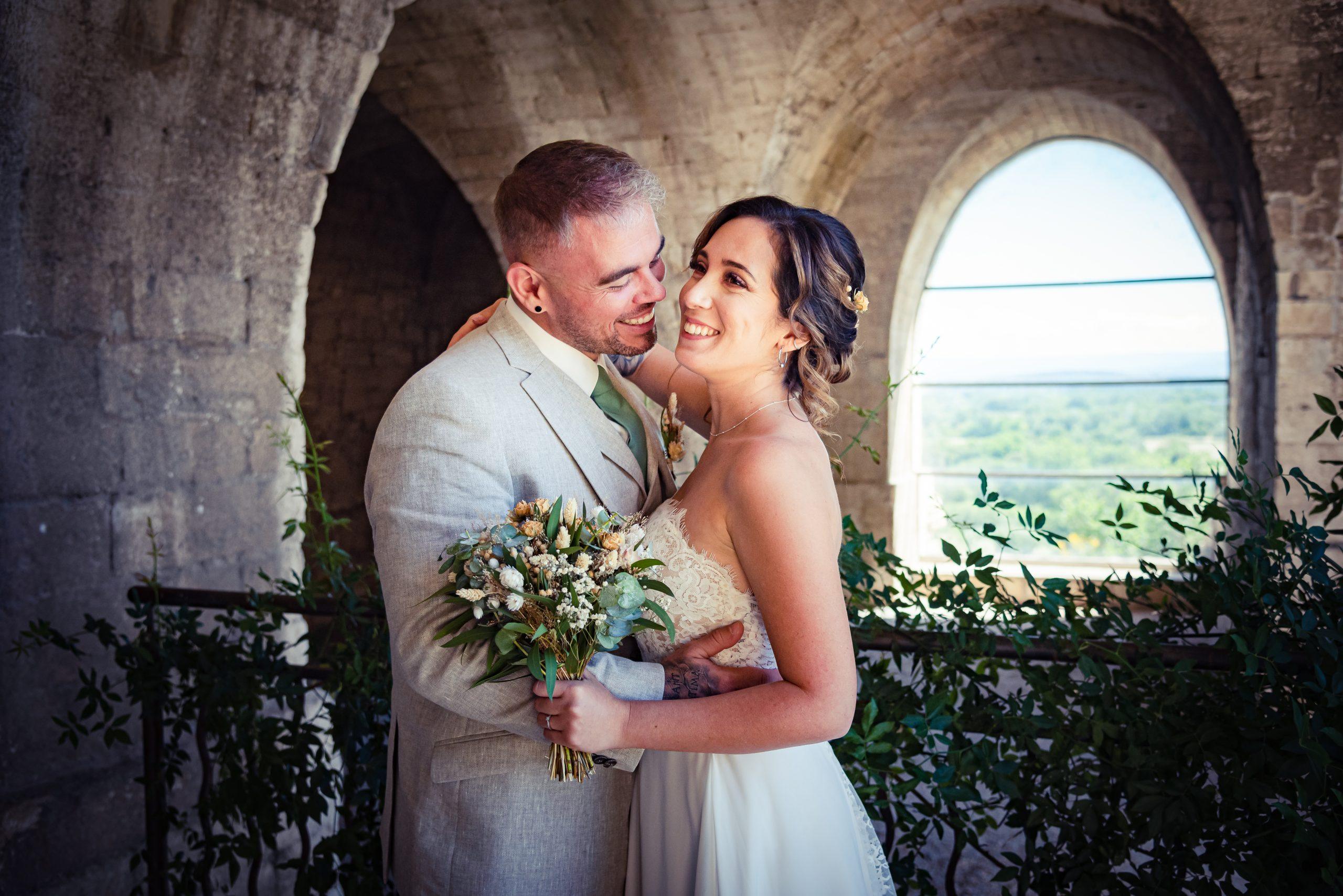 Couple de mariés sous une arche en pierre