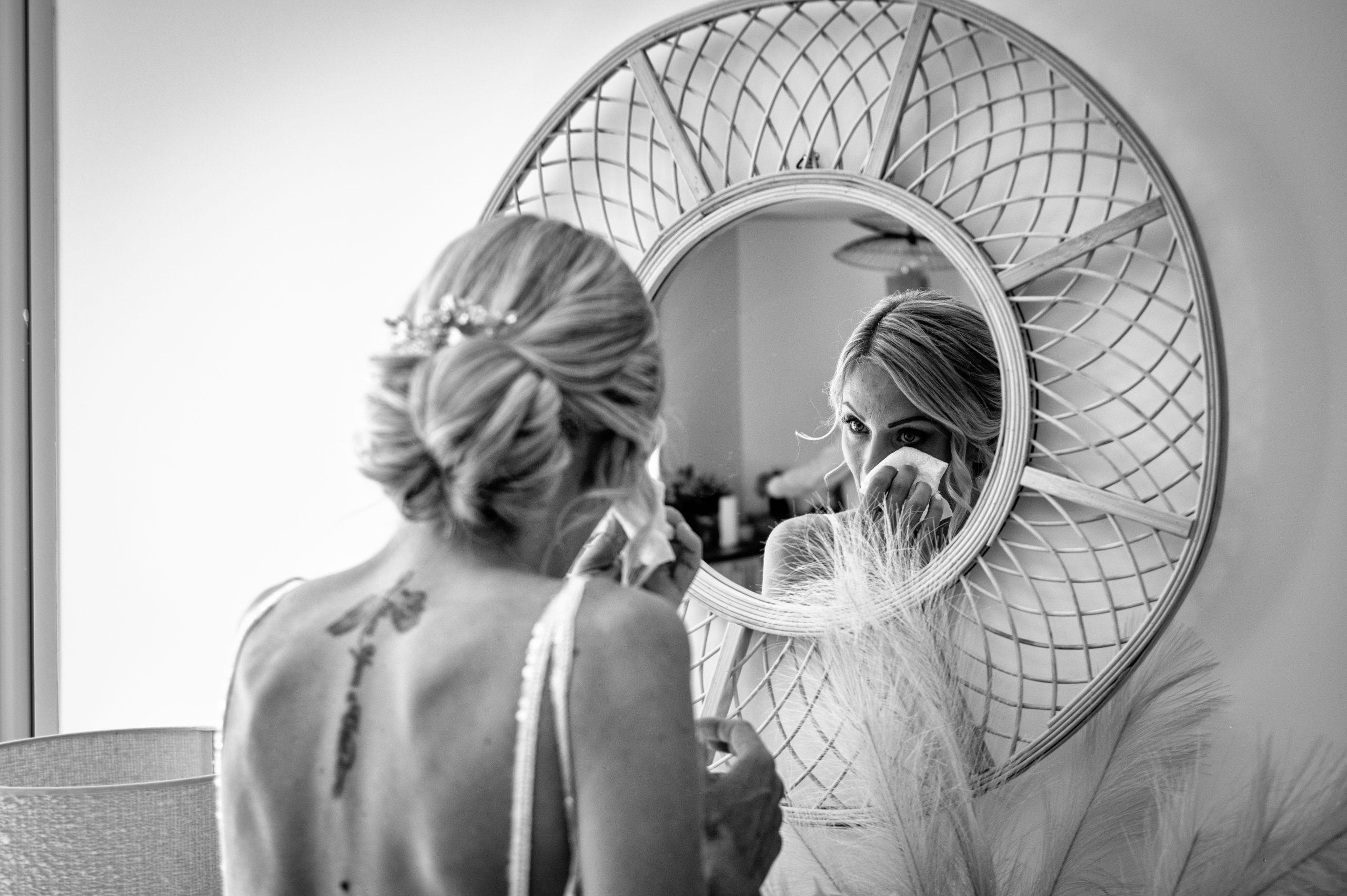 Préparatifs de la mariée devant un miroir