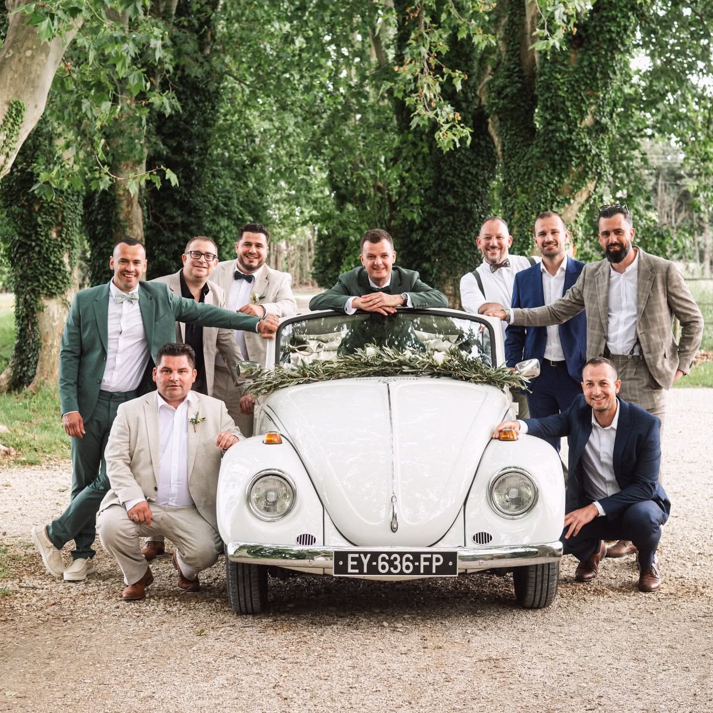 Marié et ses proches autour d'une voiture ancienne