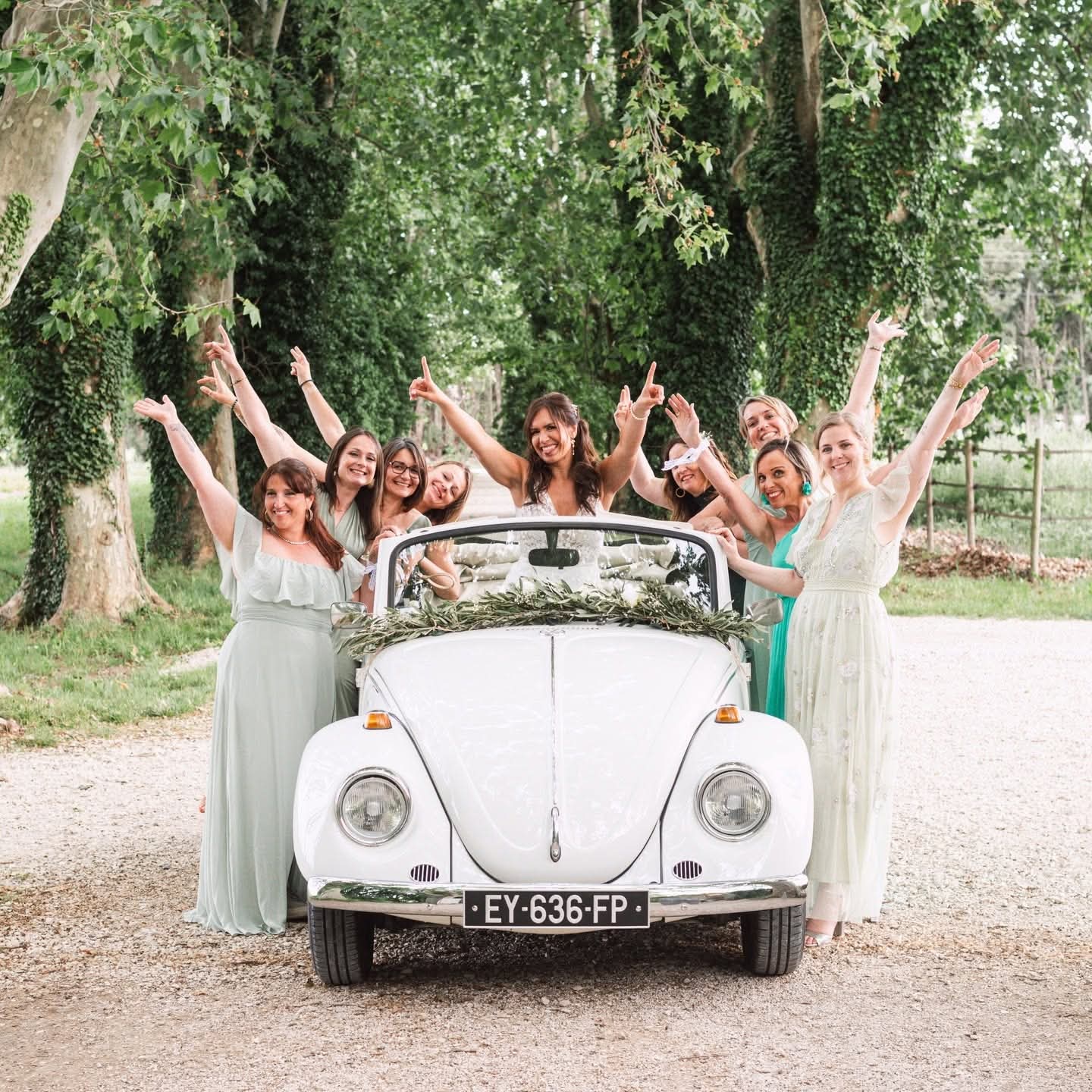 Mariée et ses proches autour d'une voiture ancienne