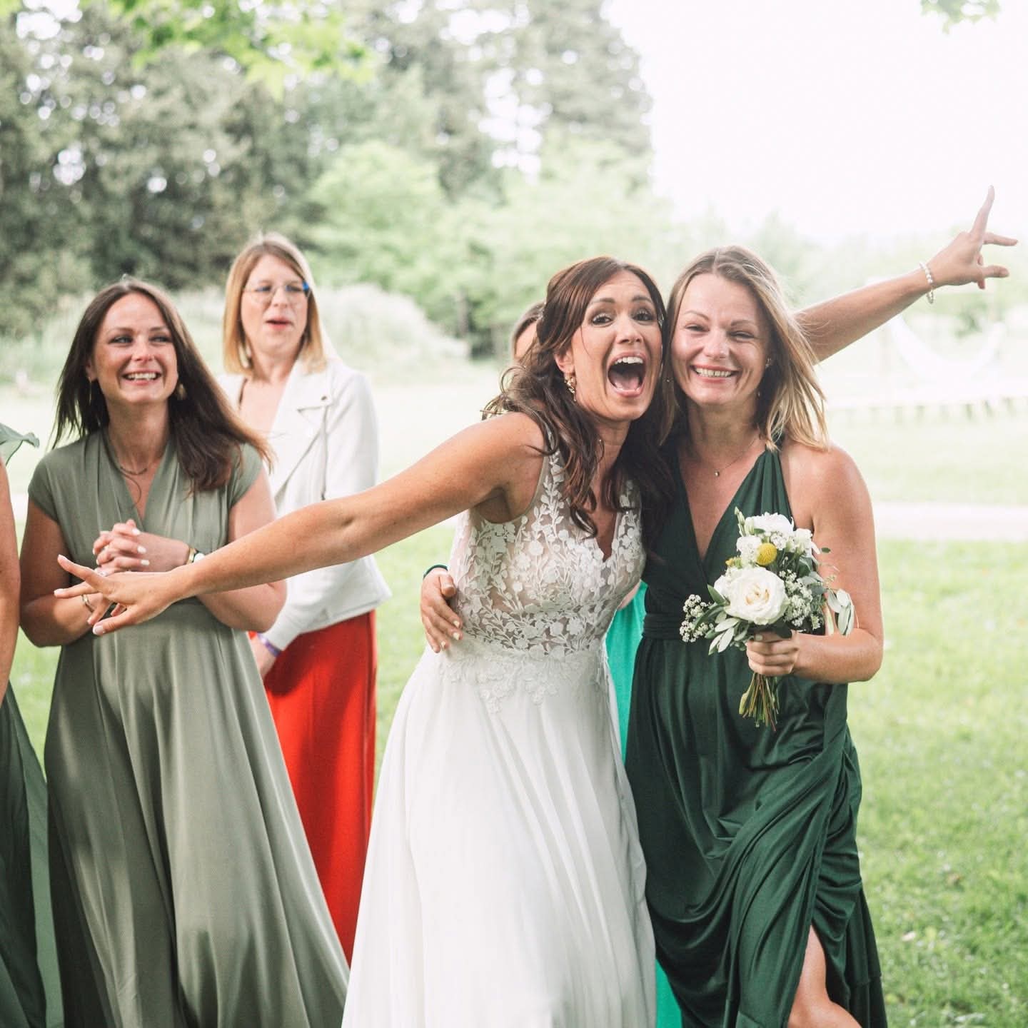 Mariée entourée de ses proches pendant son mariage