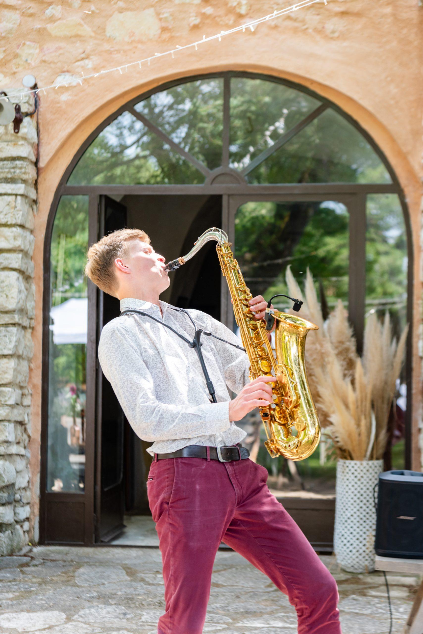 Saxophoniste pendant un mariage en Provence