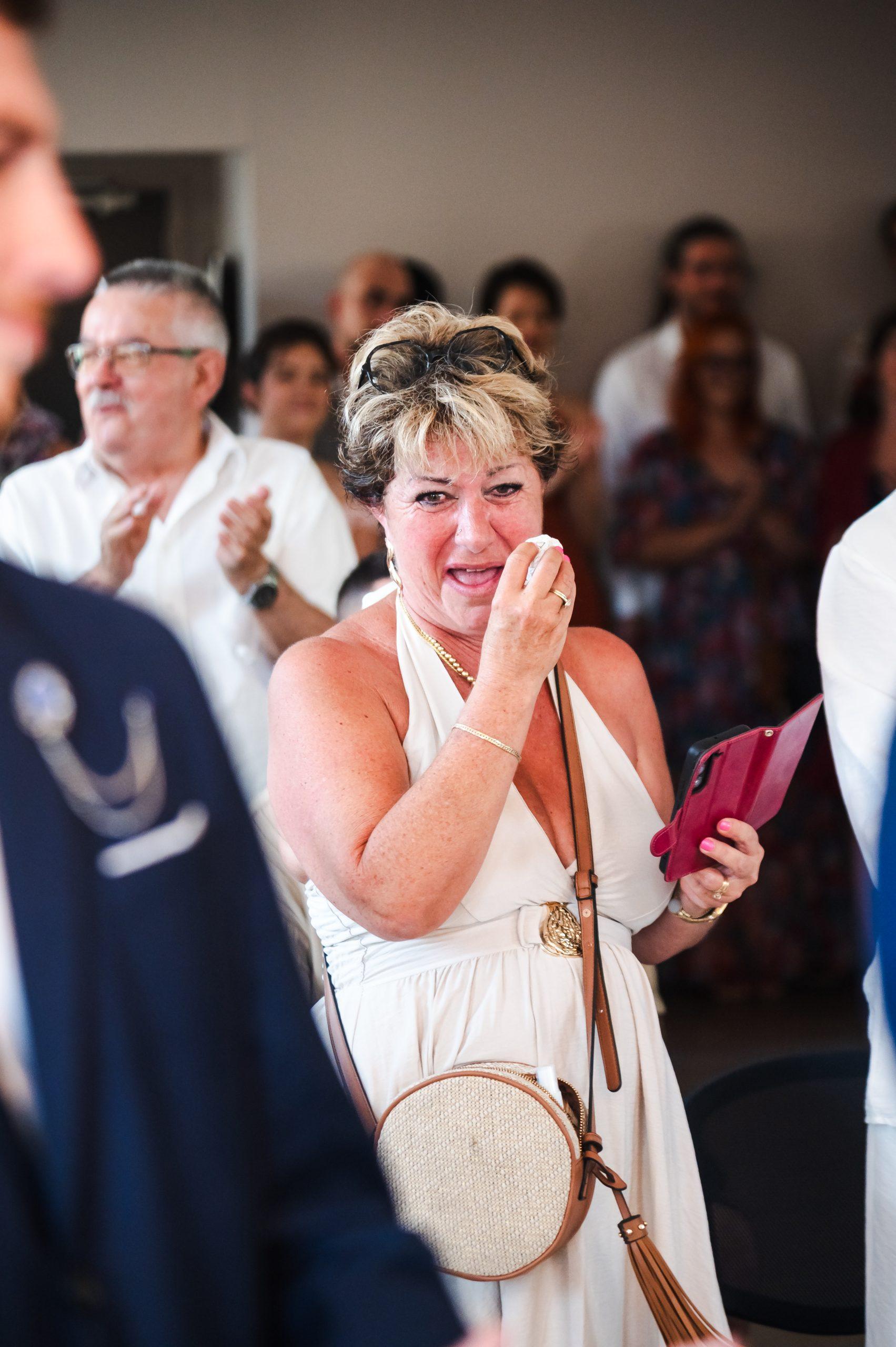Invitée émue pendant la cérémonie de mariage