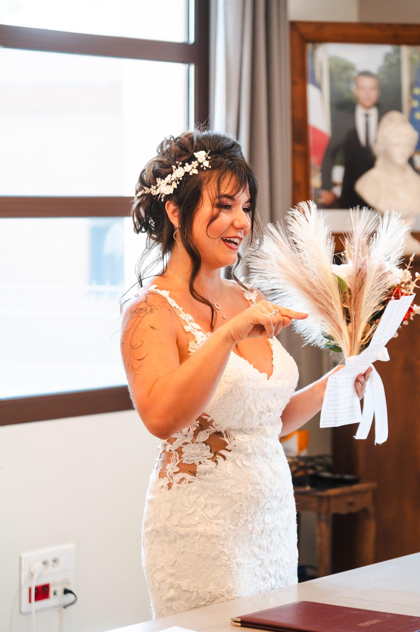 Mariée émue tenant son bouquet pendant la cérémonie